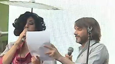 El pregón del Orgullo Gay tira "palante", a golpe de verso, pese al calor