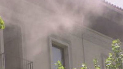 Un aparatoso incendio en Serrano obliga a desalojar un edificio, sin heridos