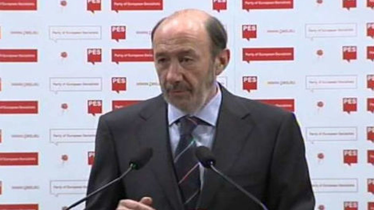 Rubalcaba pide a Europa que deje claro a los especuladores que actuará si se ataca a la deuda de España