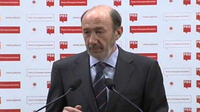 Rubalcaba pide a Europa que deje claro a los especuladores que actuará si se ataca a la deuda de España