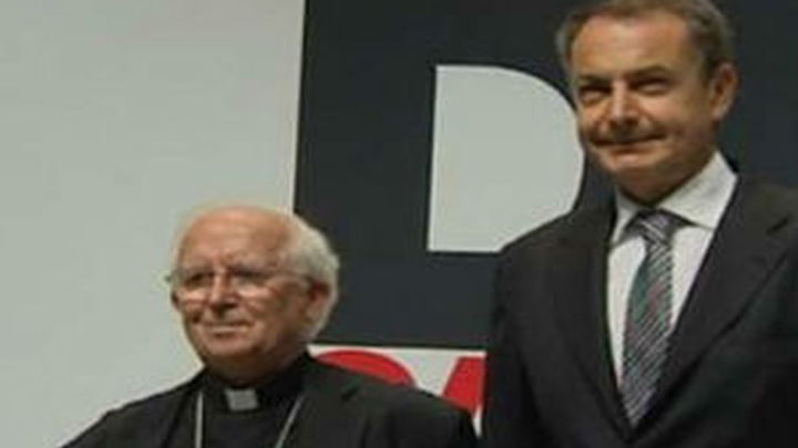 Zapatero, abucheado a su llegada al debate con Cañizares