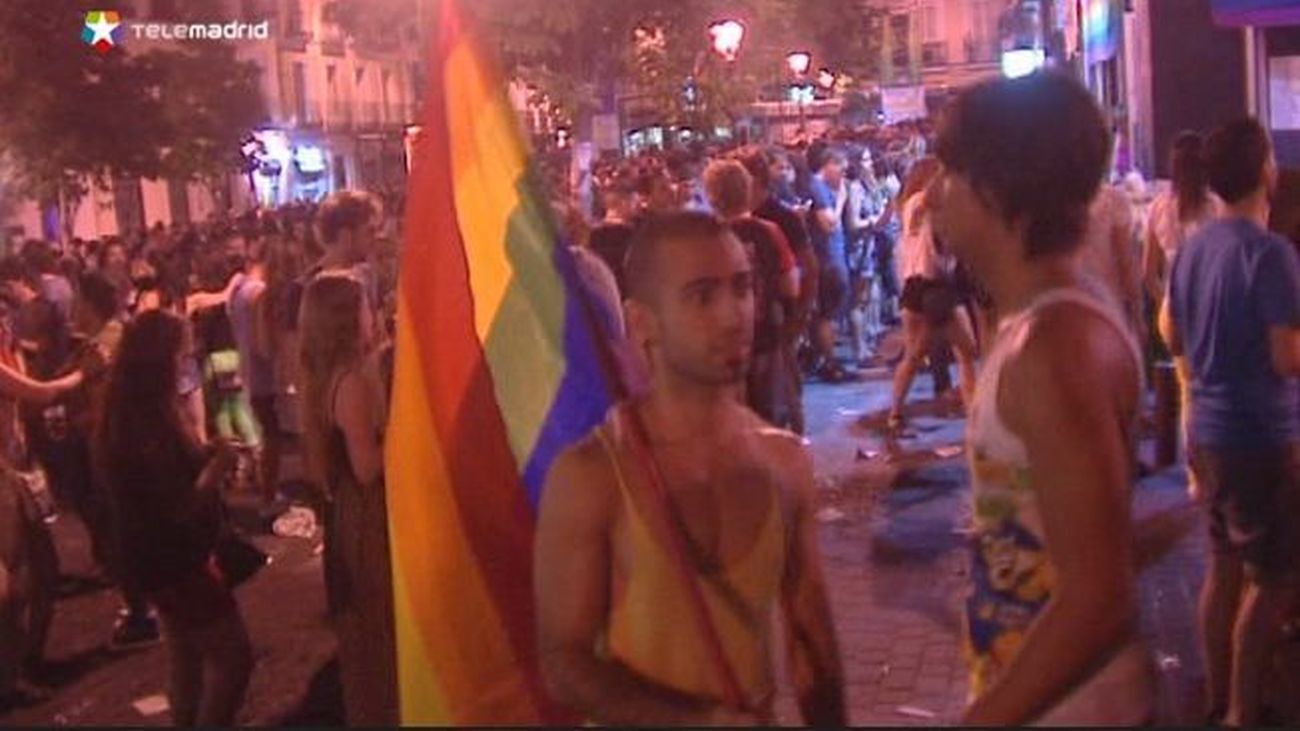 Miles de personas celebran en las calles las fiestas del Orgullo