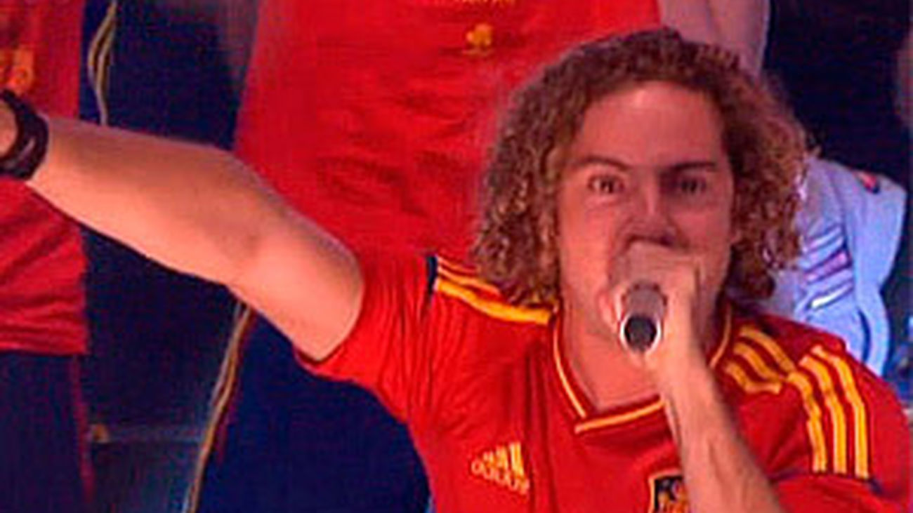 David Bisbal canta la canción de la Eurocopa en Cibeles