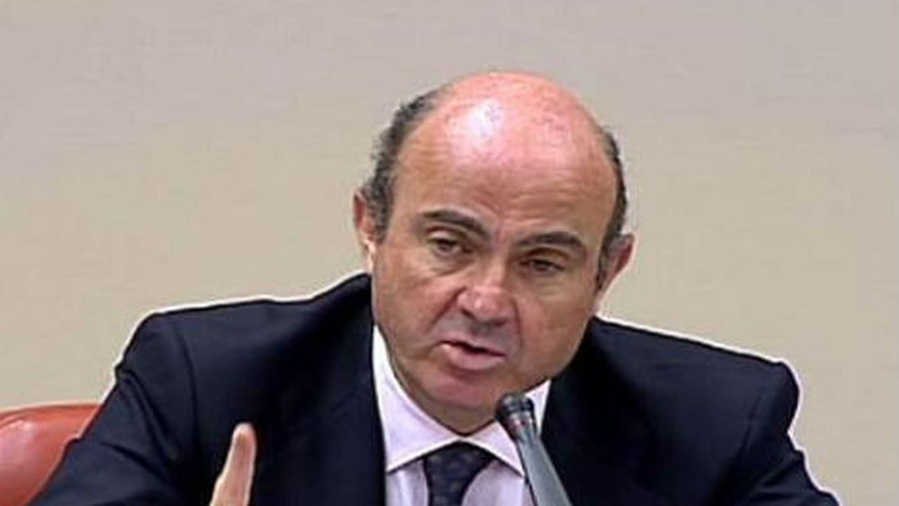 De Guindos dice que las entidades intervenidas recibirán ayudas en "cuestión de semanas"