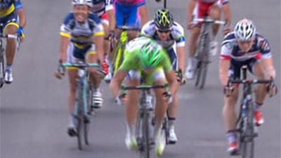 Sagan consigue su tercera victoria ante Greipel en otro día con muchas caídas