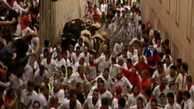 El primer encierro, peligroso y rápido, y con una cornada