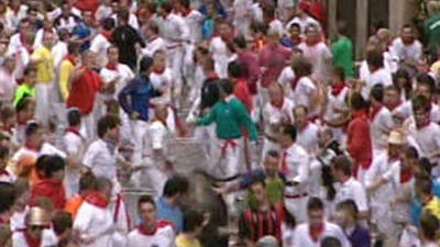 Un veloz toro de Miura, protagonista de un segundo  encierro muy peligroso