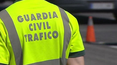 El vuelco de una camión cisterna en Valdemanco  obliga a cortar la M-633 por el vertido de gasoil