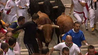 Los toros de El Pilar protagonizan un  encierro rápido y limpio, con 5 contusionados