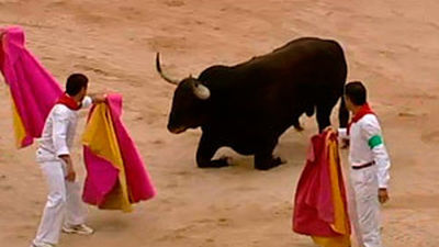 Un toro de Fuente Ymbro ralentiza una carrera rápida y sin corneados