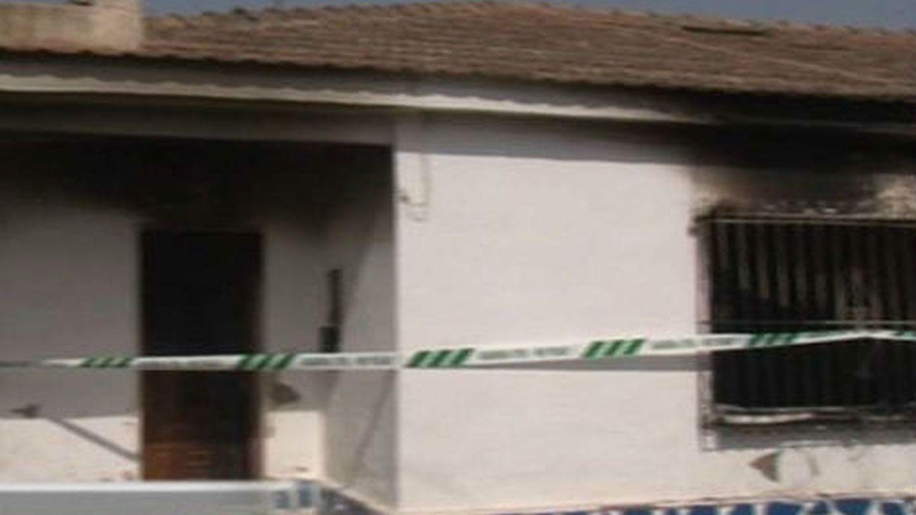 Detenido tras incendiar la casa con su exnovia y cuatro niños dentro, en Murcia
