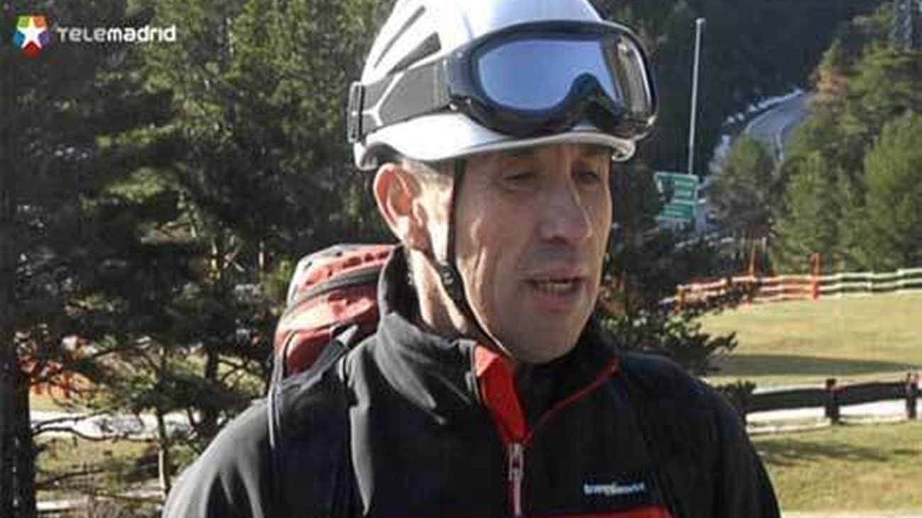 Compañeros del bombero madrileño muerto en Francia le recuerdan con un minuto de silencio