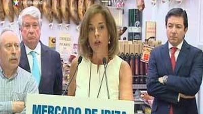 Empleados municipales protestan ante la alcaldesa en su visita al remodelado Mercado de Ibiza
