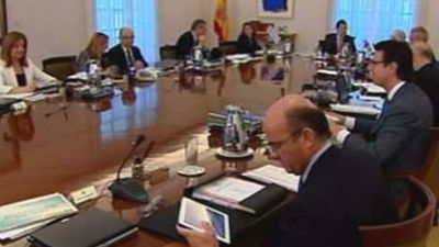 El Gobierno aprueba la subida del IVA y los recortes a funcionarios y al desempleo