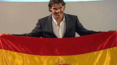Nadal recibe la bandera que portará en la jornada inaugural de los Juegos