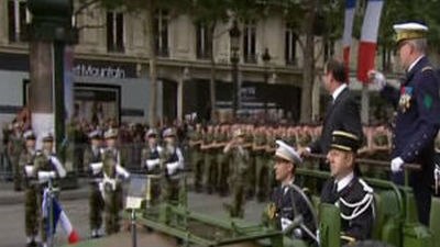 Hollande preside por primera vez el desfile en la Fiesta Nacional francesa