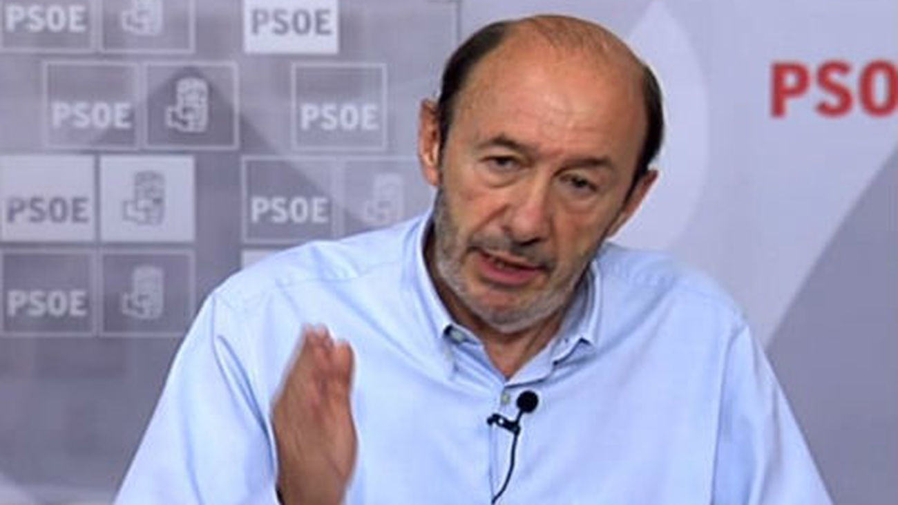 Rubalcaba arremete contra el gobierno al que acusa  de machacar las clases medias