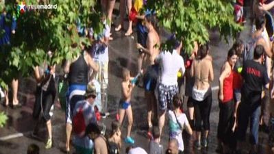 Los vecinos de Vallecas se mojan en la Batalla Naval de las fiestas de la 'La Karmela'