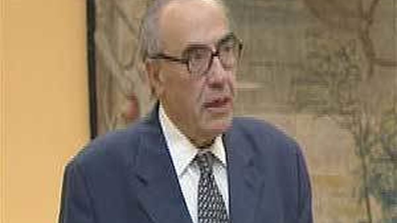 Gregorio Peces-Barba, ingresado en un hospital de Oviedo