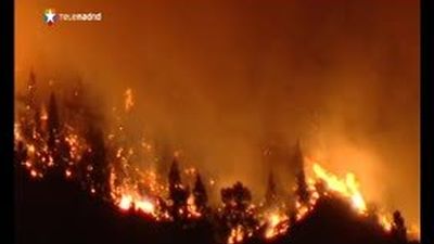 El incendio de Tenerife afecta a 1.300 hectáreas y tiene dos frentes activos