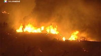 El fuego ya ha entrado en el Parque Nacional del Teide, segun el Ayuntamiento de La Orotava
