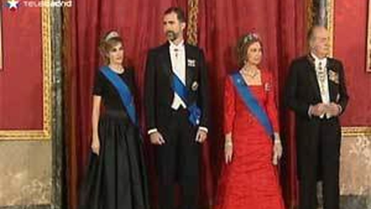 El Rey se baja el sueldo en 21.000  euros anuales y el Príncipe, en 10.000