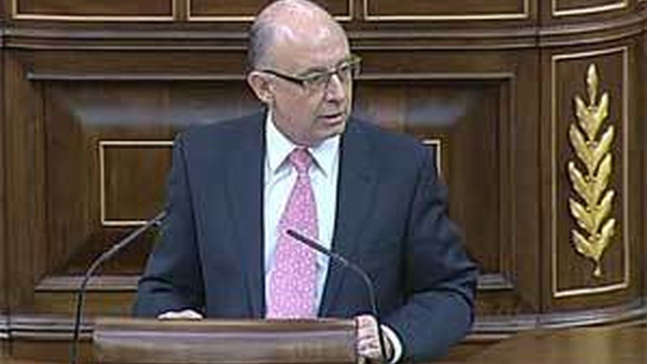 El Gobierno convalida su decreto de ajustes con el apoyo del PP