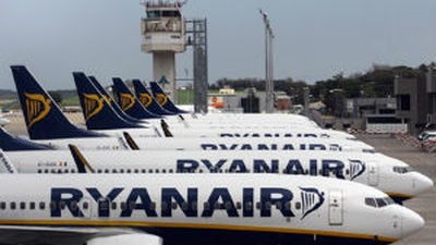 Ryanair cancela 15 rutas y reduce 46 por la subida de tasas aeroportuarias