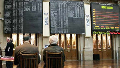 La prima de riesgo registra un nuevo mínimo anual en 248 puntos básicos