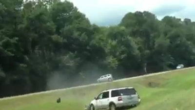 Graban como un kamikaze choca frontalmente contra otro vehículo en Misisipi