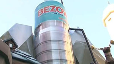 Una botella de más de 6 metros de alto se llena en Callao para llevar agua potable a los "más necesitados"