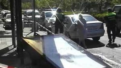 Un conductor de 77 años herido leve, tras colisionar copn una marquesina de autobus