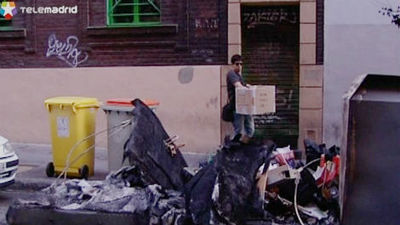 Denuncian la quema de decenas de contenedores en la zona de Moncloa