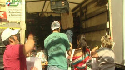 Los agricultores regalan 15.000 kilos de fruta en Callao