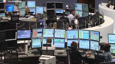 La Bolsa baja pero mantiene los 6.700 puntos y la prima de riesgo desciende a los 530 puntos