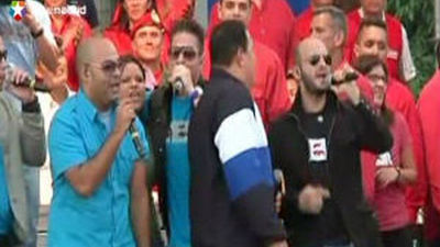 Chávez canta y baila en campaña como una estrella de rock