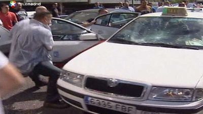 Los taxistas acuerdan con Fomento desconvocar el paro del 1 de agosto