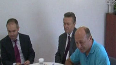 Rumanía decide si se inicia una moción de censura contra el presidente Basescu