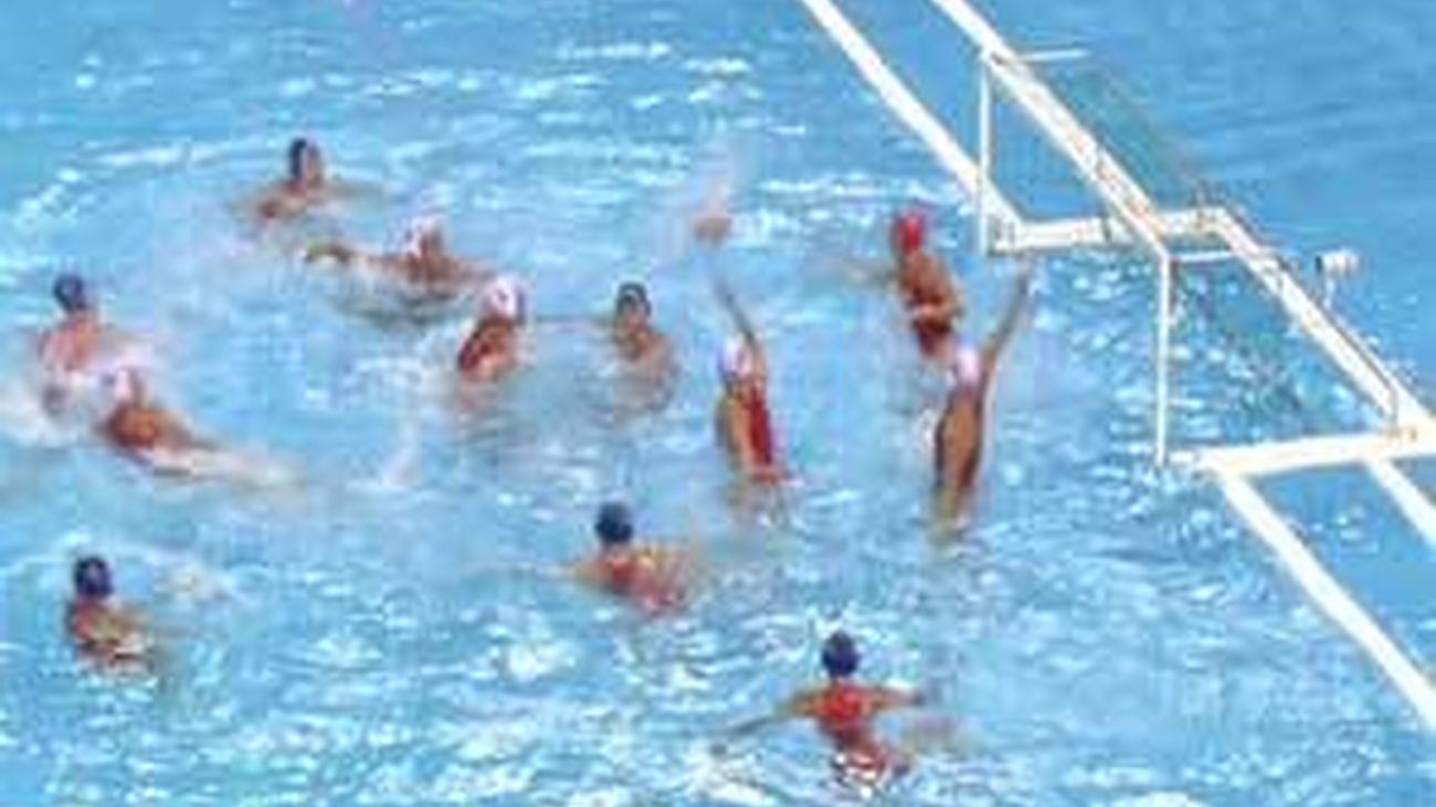 España gana su primer partido de waterpolo femenino en unos Juegos