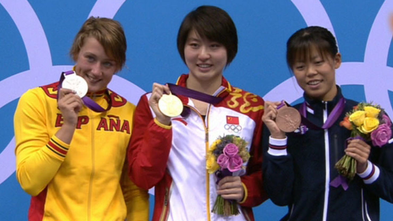 Mireia en el podio con la medalla de plata