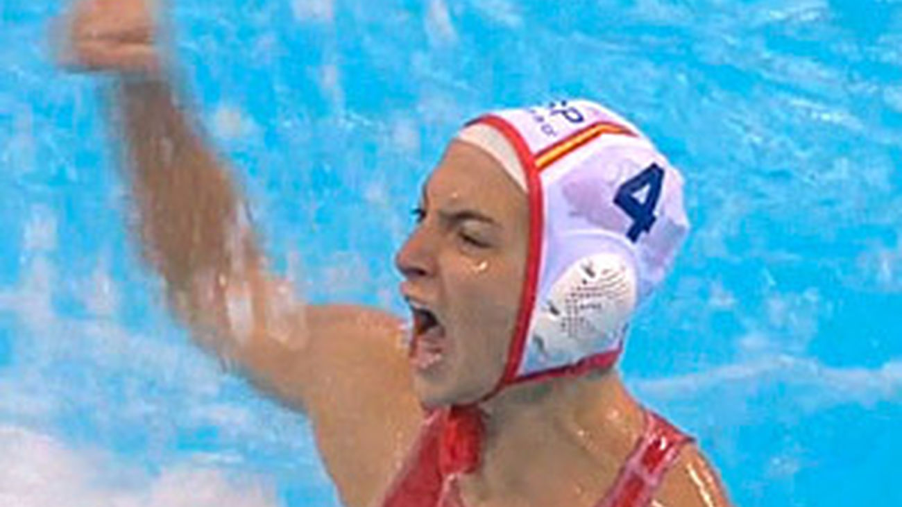 Jennifer Pareja celebra un gol en el partido de la Selección ante Hungría