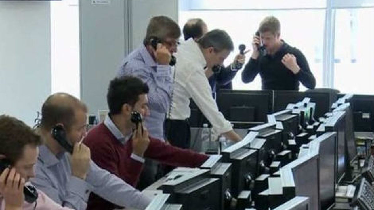 La bolsa española logra la segunda mayor subida del año (6 %) y la prima baja a 543 puntos