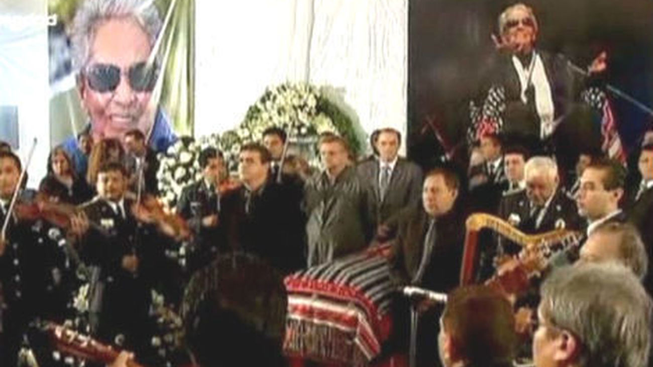 Flores, lágrimas y música para despedir en México a Chavela Vargas