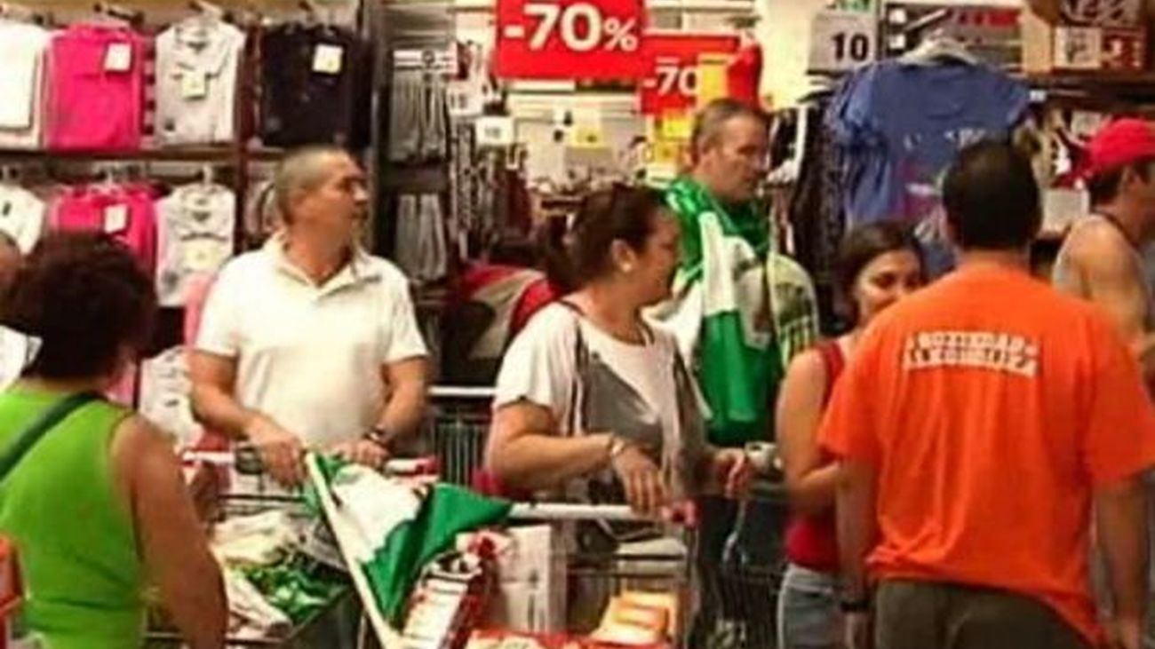 Asaltan hipermercados para repartir comida a ONG