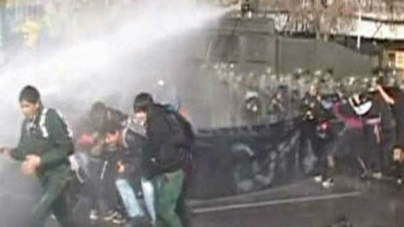 Al menos 75 detenidos y 49 policías heridos en una protesta estudiantil en Santiago de Chile