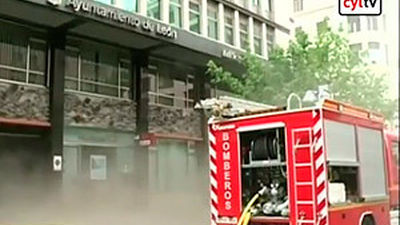 Controlado el incendio del Ayuntamiento de León, aunque no extinguido