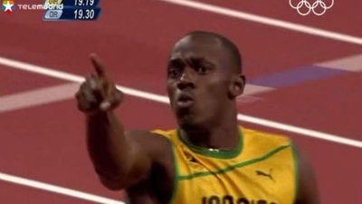 Bolt irrumpe en la leyenda al repetir su victoria en 100 y 200 metros