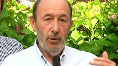 Rubalcaba dice que es "triste" que el PP dé pábulo a la "bazofia" contra él