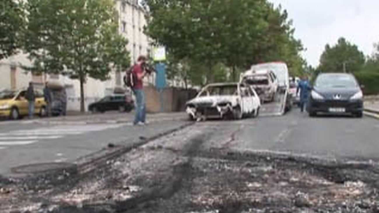 Grupos de jóvenes en Amiens incendian edificios públicos y coches