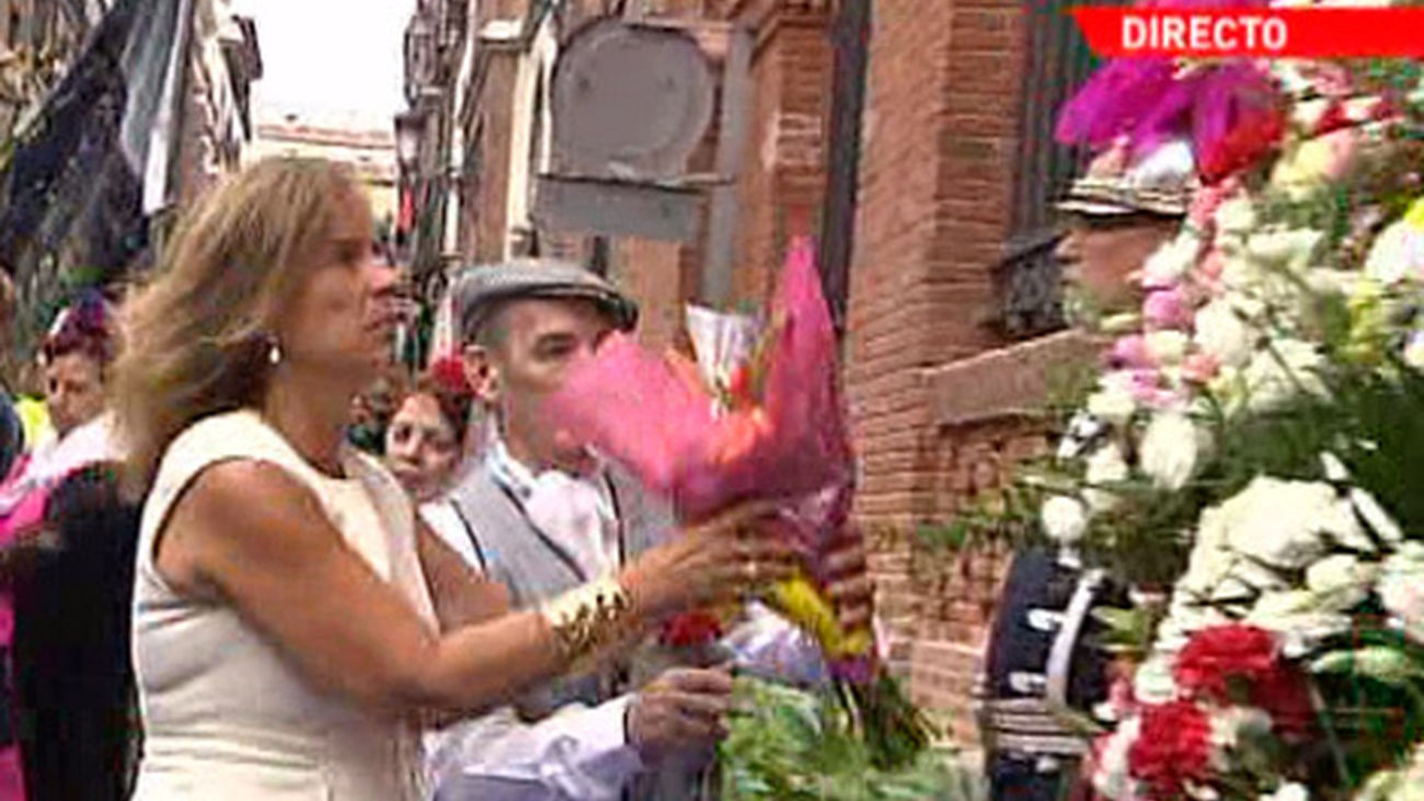 Ana Botella abre las fiestas de La Paloma con la ofrenda floral